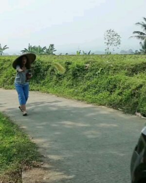 Larasati Nugroho Instagram - Kamu.. hey
Ya ! Kamuuuuu......, SUMPAH AKU RINDU💔38 hari tanpa karya untuk menghibur kalian itu BERAT.

aku pikir seseorang itu akan RINDU jika.....?? ......TONTON FTV BESOK KALAU MAU TAU👀
JAM 10 PAGI DI SCTV YA ....
..dont missed babe coz i gonna miss u 😥😚😢 🙆🙆🙆🙆🙆🙆🙆🙆🙆🙆🙆🙆🙆🙆🙆🙆🙆🙆🙆🙆 Cast:💚💚💚
@chand_kelvin  Director : 🙏💚💚💚
@rezaditya17  @helwelderychrist
@amyyobrien123 
@tebeali  Lovleh Team : 🤗💚💚💚🙏
@santanasartan  @simon_pariama
@billyboedjanger  @berantai  Dkk... @Chemskyisnaini  @afrizal_423  #AllCrew🙏 🙏😉colek : @endikkoeswoyo  @starvision.ftv  @jaringanpenulis  @sctv_ftv  @wulan_nissa