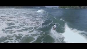 Larasati Nugroho Instagram - Ini semua alasan kenapa kita harus ke banyuwangi!! Yuk guys nikmatin salah satu wisata keren di Indonesia😁😁