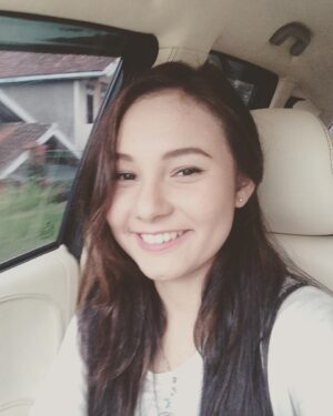 Larasati Nugroho Instagram - When doubt in mind but i put the curve stand still. #smile #love