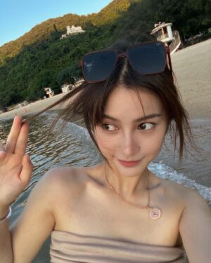 Larine Tang Yue-Ping Instagram - 那天偷了半刻去擁抱陽光與沙粒
🤍
然後我想問吓大家有冇好用嘅防曬推薦？
因為我好似對防曬敏感😂
起暗粒
