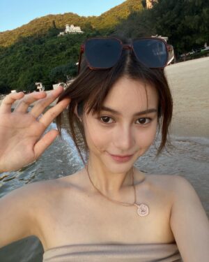 Larine Tang Yue-Ping Instagram - 那天偷了半刻去擁抱陽光與沙粒
🤍
然後我想問吓大家有冇好用嘅防曬推薦？
因為我好似對防曬敏感😂
起暗粒