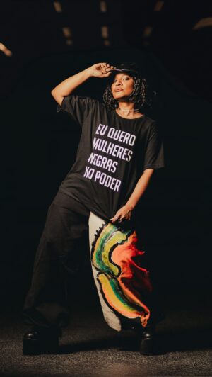 Larissa Luz Instagram - Um dia uma moça  negra de olhar penetrante 
Me fitou ainda criança 
e me indagou confiante 
“O que você quer ser quando crescer” ?
Passei o dia pensando em meu querer 
Depois os meses 
Depois os anos...
Novidades, descobertas 
Coisas chegavam e iam 
E sempre ali a indagação 
Que provocou meu coração 
E o convocou a sentir..
Eu cresci 
E a pergunta não deixou de acontecer 
Mas agora era só : 
O que você quer ser? 
Vivi, transitei, aprendi ..troquei, me espelhei 
E foi então que “só” ser 
se tornou muito!
E além de ser ainda tinha o querer 
E então aquela frase que nunca deixou de me acompanhar passou a ser : o que você quer!?
Lembrei da moça negra que plantou em mim a dúvida que habitou meu pensamento e norteou meu sentimento
E quis  saber 
Se ela era o que tinha pensado em ser..
Desejei dividir o meu querer 
Querer pra mim e pra  ela 
Hoje depois de uma vida inteira vivida 
E muito mais a viver 
Toda vez que Olho pra ela 
Aquela frase me chama 
E eu digo: mama
Eu quero 
mulheres negras no poder! 

Larissa Luz
25.07.2024
Dia da mulher negra Latino-americana e caribenha