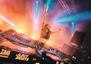 Larissa Rieß Instagram - Zweites Wohnzimmer - @juicybeatsfestival ❤️
.
.
.
.
#pregnancy #pregnant #pregnantdj #pregnantstyle #festival #festivaloutfits