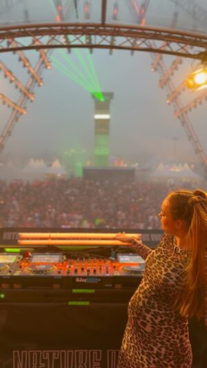 Larissa Rieß Instagram - #natureone #festival #mainstage #pregnant #pregnancy #pregnantdj #pregnantstyle