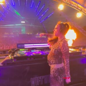 Larissa Rieß Instagram - Closing MainStage at @natureonefestival at 8 months pregnant was insane. Still can‘t get over it.