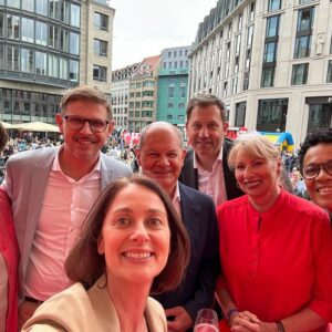 Lars Klingbeil Instagram - Morgen in einer Woche ist Europawahl. Nutzt euer Recht, zu wählen und entscheidend mit, in welche Richtung Europa sich in den nächsten Jahren entwickeln wird. Wir kämpfen für ein offenes, ein gerechtes und ein starkes Europa. Für ein Europa, dass Frieden und Sicherheit garantiert. Dass dem Rechtsruck standhält. 

Gemeinsam mit @katarina.barley und @olafscholz waren wir heute in Leipzig und haben für ein offenes Europa geworben. Für mehr Miteinander, statt Hass und Hetze. 

Mit dabei war auch @matthias.ecke, der vor wenigen Wochen beim Aufhängen von Wahlplakaten in Sachsen brutal angegriffen wurde. Matthias lässt sich nicht einschüchtern, er kämpft weiter. Das finde ich wahnsinnig beeindruckend. Matthias, du kannst dir sicher sein, die gesamte @spdde steht hinter dir.