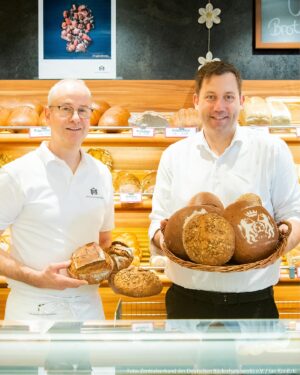 Lars Klingbeil Instagram - Es war mir eine Ehre: 365 Tage Deutscher Brotbotschafter für das deutsche @baeckerhandwerk_de und die vielen tollen Bäckermeisterinnen und Bäckermeister in diesem Land. Habe gelernt, wie man eine Brezel schwingt und wie man Teig richtig fluffig knetet. Meine Bäckerjacke bekommt einen ganz besonderen Platz in meinem Büro. 

Nach einem Jahr darf ich das Amt heute feierlich weiterreichen an meine Bundestagskollegin @dorobaer . Wünsche dir ein tolles Jahr in den Backstuben der Republik. 🥖 🍞 🥯