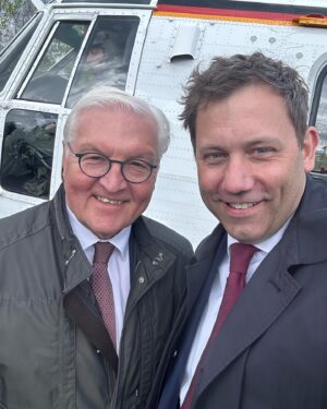 Lars Klingbeil Instagram - Das gab es in Munster noch nie: Zum ersten Mal ist ein Bundespräsident zu Besuch. Der Bundespräsident Frank-Walter Steinmeier hat sich in Munster über die Arbeit und Ausbildung der Soldatinnen und Soldaten an der Panzertruppenschule informiert. 
Auch ein Bild von den Heimschutzkräften konnte sich der Bundespräsident bei seinem Besuch machen. Heimatschützer sind Reservisten und Menschen, die aus völlig unterschiedlichen Lebensbereichen kommen, in ihrem Alltag nicht unbedingt mit der Bundeswehr zu tun haben, aber ihren Beitrag leisten wollen, Deutschland zu schützen.  Das sind Rentnerinnen und Rentner, Handwerkerinnen und Handwerker oder Studentinnen und Studenten, die sich neben ihren Berufen bei der Bundeswehr ausbilden lassen und bereitstehen, unser Land zu verteidigen. Danke, lieber @bundespraesident.steinmeier , dass du dir so viel Zeit genommen hast, um dich zu informieren und mit den Soldatinnen und Soldaten ins Gespräch zu kommen.