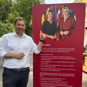 Lars Klingbeil Instagram - Danke, liebe Malu! ❤️

Ich wurde mal gefragt, welche Politikerin mein Vorbild sei. Und ehrlichweise musste ich für diese Antwort gar nicht lange überlegen: @maludreyer. Malu hat dieses große Talent, mit ihrer positiven Art, alle mitzureißen. Sie ist eine Macherin, die immer zu ihren Entscheidungen steht. Sie übernimmt Verantwortung – ohne dabei die Augenhöhe zu verlieren. Sie hat immer im Blick, was die Menschen wirklich brauchen. Kurz gesagt: Sie hat das Herz am rechten Fleck. Und ihr Lachen ist mehr als mitreißend! 

Liebe Malu, ich sage aus tiefstem Herzen Danke! Danke für dein leidenschaftliches Engagement – in der SPD, in Rheinland-Pfalz und für Deutschland. Danke für alles, was ich in unserer Zusammenarbeit lernen durfte. Das hat mich sehr geprägt – als Politiker und als Mensch.