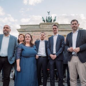 Lars Klingbeil Instagram - In den Parteifarben getrennt, für die Demokratie vereint. ✊🏻 

Demokratinnen und Demokraten müssen zusammenstehen, wenn es darum geht denjenigen, die Hass, Hetze und Gewalt verbreiten, nicht das Feld zu überlassen. Wir sind mehr.

📸 @fionngrosse.gallery