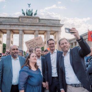 Lars Klingbeil Instagram - In den Parteifarben getrennt, für die Demokratie vereint. ✊🏻 

Demokratinnen und Demokraten müssen zusammenstehen, wenn es darum geht denjenigen, die Hass, Hetze und Gewalt verbreiten, nicht das Feld zu überlassen. Wir sind mehr.

📸 @fionngrosse.gallery