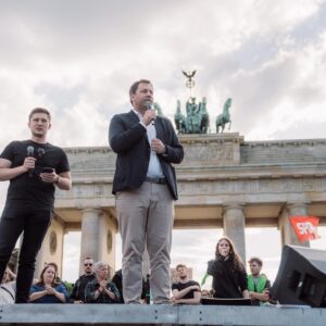 Lars Klingbeil Instagram - In den Parteifarben getrennt, für die Demokratie vereint. ✊🏻 

Demokratinnen und Demokraten müssen zusammenstehen, wenn es darum geht denjenigen, die Hass, Hetze und Gewalt verbreiten, nicht das Feld zu überlassen. Wir sind mehr.

📸 @fionngrosse.gallery