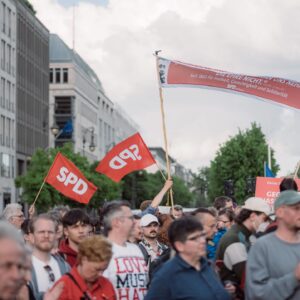 Lars Klingbeil Instagram - In den Parteifarben getrennt, für die Demokratie vereint. ✊🏻 

Demokratinnen und Demokraten müssen zusammenstehen, wenn es darum geht denjenigen, die Hass, Hetze und Gewalt verbreiten, nicht das Feld zu überlassen. Wir sind mehr.

📸 @fionngrosse.gallery
