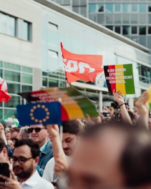 Lars Klingbeil Instagram - Hast DU schon gewählt? Wenn ja, super! Deine Stimme hat enormes Gewicht, wenn es darum geht, einen Rechtsruck in Europa zu verhindern. Wenn nein, hast du morgen noch die Chance. Ab ins Wahllokal und dein Kreuz demokratisch setzen. 

Am liebsten natürlich SOZIALDEMOKRATISCH und zwar für diese Frau: unsere Spitzenkandidatin @katarina.barley. Gemeinsam mit Bundeskanzler @olafscholz ist sie unsere stärkste Stimmen für Europa. 

Danke Duisburg für diesen großartigen Wahlkampfabschluss. Mit der @nrwspd und Vertretern des Betriebsrats von thyssenkrupp haben wir heute noch mal deutlich gemacht, wofür die @spdde in Deutschland und Europa kämpft: Für Frieden und Sicherheit, für eine starke Wirtschaft mit sicheren Arbeitsplätzen, guten Löhnen und stabilen Renten, für Zusammenhalt und gegen den Hass und die Hetze der Rechtsextremen.