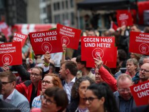 Lars Klingbeil Instagram - Morgen in einer Woche ist Europawahl. Nutzt euer Recht, zu wählen und entscheidend mit, in welche Richtung Europa sich in den nächsten Jahren entwickeln wird. Wir kämpfen für ein offenes, ein gerechtes und ein starkes Europa. Für ein Europa, dass Frieden und Sicherheit garantiert. Dass dem Rechtsruck standhält. 

Gemeinsam mit @katarina.barley und @olafscholz waren wir heute in Leipzig und haben für ein offenes Europa geworben. Für mehr Miteinander, statt Hass und Hetze. 

Mit dabei war auch @matthias.ecke, der vor wenigen Wochen beim Aufhängen von Wahlplakaten in Sachsen brutal angegriffen wurde. Matthias lässt sich nicht einschüchtern, er kämpft weiter. Das finde ich wahnsinnig beeindruckend. Matthias, du kannst dir sicher sein, die gesamte @spdde steht hinter dir.