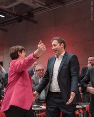 Lars Klingbeil Instagram - Zwei weitere Jahre gemeinsam für unsere @spdde. ❤ Danke für euer Vertrauen und eure Unterstützung. 

#SPDbpt23
