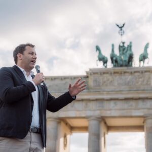 Lars Klingbeil Instagram - In den Parteifarben getrennt, für die Demokratie vereint. ✊🏻 

Demokratinnen und Demokraten müssen zusammenstehen, wenn es darum geht denjenigen, die Hass, Hetze und Gewalt verbreiten, nicht das Feld zu überlassen. Wir sind mehr.

📸 @fionngrosse.gallery