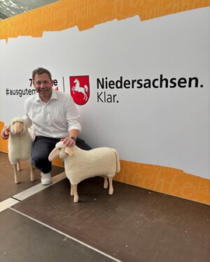 Lars Klingbeil Instagram - Lasst uns unsere Demokratie feiern! Anlässlich 75 Jahre Grundgesetz gibt es dieses Wochenende in Berlin ein großes Bürgerfest mit Bühnen, Ständen und Mitmachaktionen. Die Bundesregierung ist dabei, die Länder und viele Vereine und zivilgesellschaftliche Organisationen. Ich habe mich zum Start heute schon mal ins Getümmel gestürzt und viele motivierte Ehrenamtliche, Helferinnen und Helfer getroffen. Danke für euren Einsatz! 

In ganz Deutschland gibt es in diesen Tagen Feste und Feierlichkeiten zum 75. Geburtstag unseres Grundgesetz. Das Grundgesetz schützt unser friedliches Zusammenleben. Von Meinungsfreiheit, über Pressefreiheit, über Religionsfreiheit. Und natürlich den entscheidenden Satz zu Beginn: „Die Würde des Menschen ist unantastbar.“

In diesen Tagen feiern wir genau diese Werte und Freiheiten, die uns allen unsere Demokratie ermöglicht. Ob auf dem Bürgerfest in Berlin oder überall anders in Land. Geht raus, steht für unsere Demokratie ein und werdet laut gegen die Feinde, die unsere Demokratie kaputt machen wollen. 

Übrigens habe ich bei meinem Rundgang neben @philipplahm und @celia.sasic viele Fußballfans getroffen. Die Vorfreude auf die EM im eigenen Land wird jeden Tag größer. Also ich habe richtig Lust, dass das Turnier in wenigen Tagen startet und freue mich auf einen tollen Fußball-Sommer in Deutschland. Ihr auch?