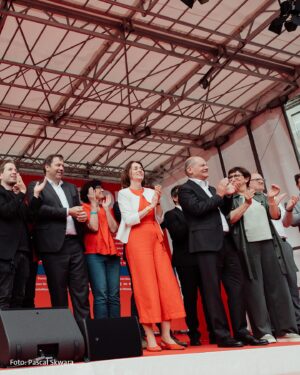Lars Klingbeil Instagram - Hast DU schon gewählt? Wenn ja, super! Deine Stimme hat enormes Gewicht, wenn es darum geht, einen Rechtsruck in Europa zu verhindern. Wenn nein, hast du morgen noch die Chance. Ab ins Wahllokal und dein Kreuz demokratisch setzen. 

Am liebsten natürlich SOZIALDEMOKRATISCH und zwar für diese Frau: unsere Spitzenkandidatin @katarina.barley. Gemeinsam mit Bundeskanzler @olafscholz ist sie unsere stärkste Stimmen für Europa. 

Danke Duisburg für diesen großartigen Wahlkampfabschluss. Mit der @nrwspd und Vertretern des Betriebsrats von thyssenkrupp haben wir heute noch mal deutlich gemacht, wofür die @spdde in Deutschland und Europa kämpft: Für Frieden und Sicherheit, für eine starke Wirtschaft mit sicheren Arbeitsplätzen, guten Löhnen und stabilen Renten, für Zusammenhalt und gegen den Hass und die Hetze der Rechtsextremen.