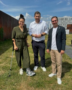 Lars Klingbeil Instagram - Lasst uns unsere Demokratie feiern! Anlässlich 75 Jahre Grundgesetz gibt es dieses Wochenende in Berlin ein großes Bürgerfest mit Bühnen, Ständen und Mitmachaktionen. Die Bundesregierung ist dabei, die Länder und viele Vereine und zivilgesellschaftliche Organisationen. Ich habe mich zum Start heute schon mal ins Getümmel gestürzt und viele motivierte Ehrenamtliche, Helferinnen und Helfer getroffen. Danke für euren Einsatz! 

In ganz Deutschland gibt es in diesen Tagen Feste und Feierlichkeiten zum 75. Geburtstag unseres Grundgesetz. Das Grundgesetz schützt unser friedliches Zusammenleben. Von Meinungsfreiheit, über Pressefreiheit, über Religionsfreiheit. Und natürlich den entscheidenden Satz zu Beginn: „Die Würde des Menschen ist unantastbar.“

In diesen Tagen feiern wir genau diese Werte und Freiheiten, die uns allen unsere Demokratie ermöglicht. Ob auf dem Bürgerfest in Berlin oder überall anders in Land. Geht raus, steht für unsere Demokratie ein und werdet laut gegen die Feinde, die unsere Demokratie kaputt machen wollen. 

Übrigens habe ich bei meinem Rundgang neben @philipplahm und @celia.sasic viele Fußballfans getroffen. Die Vorfreude auf die EM im eigenen Land wird jeden Tag größer. Also ich habe richtig Lust, dass das Turnier in wenigen Tagen startet und freue mich auf einen tollen Fußball-Sommer in Deutschland. Ihr auch?