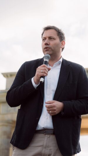 Lars Klingbeil Instagram - Tausende Menschen sind heute zu einer Spontan-Demo ans Brandenburger Tor gekommen um gemeinsam für Demokratie und gegen Hass, Hetze und Gewalt zu demonstrieren. Auch in Dresden gab es eine Solidaritätskundgebung. In die bunte Menge zu blicken und die Unterstützung für den attackierten @matthias.ecke unseren Europaabgeordneten und die vielen anderen, die bedroht werden, zu spüren, macht Mut! 

Wir sind mehr und wir lassen uns nicht einschüchtern. Wir stehen parteiübergreifend zusammen. Wer einen von uns angreift, der greift uns alle an, der greift unsere demokratische Gesellschaft an. ✊🏻✊🏻✊🏻

Vielen Dank an die jungen Aktivistinnen und Aktivisten von @zusammengegenrechts.de die in weniger als 24 Stunden die Demos heute auf die Beine gestellt haben.