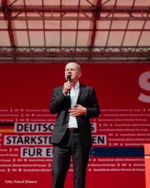 Lars Klingbeil Instagram - Hast DU schon gewählt? Wenn ja, super! Deine Stimme hat enormes Gewicht, wenn es darum geht, einen Rechtsruck in Europa zu verhindern. Wenn nein, hast du morgen noch die Chance. Ab ins Wahllokal und dein Kreuz demokratisch setzen. 

Am liebsten natürlich SOZIALDEMOKRATISCH und zwar für diese Frau: unsere Spitzenkandidatin @katarina.barley. Gemeinsam mit Bundeskanzler @olafscholz ist sie unsere stärkste Stimmen für Europa. 

Danke Duisburg für diesen großartigen Wahlkampfabschluss. Mit der @nrwspd und Vertretern des Betriebsrats von thyssenkrupp haben wir heute noch mal deutlich gemacht, wofür die @spdde in Deutschland und Europa kämpft: Für Frieden und Sicherheit, für eine starke Wirtschaft mit sicheren Arbeitsplätzen, guten Löhnen und stabilen Renten, für Zusammenhalt und gegen den Hass und die Hetze der Rechtsextremen.