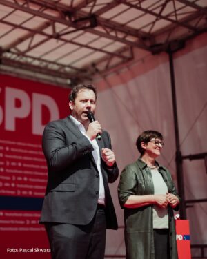 Lars Klingbeil Instagram - Hast DU schon gewählt? Wenn ja, super! Deine Stimme hat enormes Gewicht, wenn es darum geht, einen Rechtsruck in Europa zu verhindern. Wenn nein, hast du morgen noch die Chance. Ab ins Wahllokal und dein Kreuz demokratisch setzen. 

Am liebsten natürlich SOZIALDEMOKRATISCH und zwar für diese Frau: unsere Spitzenkandidatin @katarina.barley. Gemeinsam mit Bundeskanzler @olafscholz ist sie unsere stärkste Stimmen für Europa. 

Danke Duisburg für diesen großartigen Wahlkampfabschluss. Mit der @nrwspd und Vertretern des Betriebsrats von thyssenkrupp haben wir heute noch mal deutlich gemacht, wofür die @spdde in Deutschland und Europa kämpft: Für Frieden und Sicherheit, für eine starke Wirtschaft mit sicheren Arbeitsplätzen, guten Löhnen und stabilen Renten, für Zusammenhalt und gegen den Hass und die Hetze der Rechtsextremen.