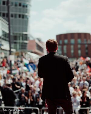 Lars Klingbeil Instagram - Hast DU schon gewählt? Wenn ja, super! Deine Stimme hat enormes Gewicht, wenn es darum geht, einen Rechtsruck in Europa zu verhindern. Wenn nein, hast du morgen noch die Chance. Ab ins Wahllokal und dein Kreuz demokratisch setzen. 

Am liebsten natürlich SOZIALDEMOKRATISCH und zwar für diese Frau: unsere Spitzenkandidatin @katarina.barley. Gemeinsam mit Bundeskanzler @olafscholz ist sie unsere stärkste Stimmen für Europa. 

Danke Duisburg für diesen großartigen Wahlkampfabschluss. Mit der @nrwspd und Vertretern des Betriebsrats von thyssenkrupp haben wir heute noch mal deutlich gemacht, wofür die @spdde in Deutschland und Europa kämpft: Für Frieden und Sicherheit, für eine starke Wirtschaft mit sicheren Arbeitsplätzen, guten Löhnen und stabilen Renten, für Zusammenhalt und gegen den Hass und die Hetze der Rechtsextremen.