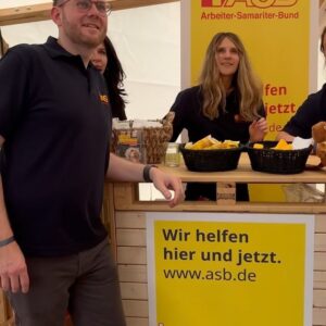 Lars Klingbeil Instagram - Lasst uns unsere Demokratie feiern! Anlässlich 75 Jahre Grundgesetz gibt es dieses Wochenende in Berlin ein großes Bürgerfest mit Bühnen, Ständen und Mitmachaktionen. Die Bundesregierung ist dabei, die Länder und viele Vereine und zivilgesellschaftliche Organisationen. Ich habe mich zum Start heute schon mal ins Getümmel gestürzt und viele motivierte Ehrenamtliche, Helferinnen und Helfer getroffen. Danke für euren Einsatz! 

In ganz Deutschland gibt es in diesen Tagen Feste und Feierlichkeiten zum 75. Geburtstag unseres Grundgesetz. Das Grundgesetz schützt unser friedliches Zusammenleben. Von Meinungsfreiheit, über Pressefreiheit, über Religionsfreiheit. Und natürlich den entscheidenden Satz zu Beginn: „Die Würde des Menschen ist unantastbar.“

In diesen Tagen feiern wir genau diese Werte und Freiheiten, die uns allen unsere Demokratie ermöglicht. Ob auf dem Bürgerfest in Berlin oder überall anders in Land. Geht raus, steht für unsere Demokratie ein und werdet laut gegen die Feinde, die unsere Demokratie kaputt machen wollen. 

Übrigens habe ich bei meinem Rundgang neben @philipplahm und @celia.sasic viele Fußballfans getroffen. Die Vorfreude auf die EM im eigenen Land wird jeden Tag größer. Also ich habe richtig Lust, dass das Turnier in wenigen Tagen startet und freue mich auf einen tollen Fußball-Sommer in Deutschland. Ihr auch?