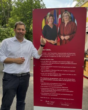 Lars Klingbeil Instagram - Lasst uns unsere Demokratie feiern! Anlässlich 75 Jahre Grundgesetz gibt es dieses Wochenende in Berlin ein großes Bürgerfest mit Bühnen, Ständen und Mitmachaktionen. Die Bundesregierung ist dabei, die Länder und viele Vereine und zivilgesellschaftliche Organisationen. Ich habe mich zum Start heute schon mal ins Getümmel gestürzt und viele motivierte Ehrenamtliche, Helferinnen und Helfer getroffen. Danke für euren Einsatz! 

In ganz Deutschland gibt es in diesen Tagen Feste und Feierlichkeiten zum 75. Geburtstag unseres Grundgesetz. Das Grundgesetz schützt unser friedliches Zusammenleben. Von Meinungsfreiheit, über Pressefreiheit, über Religionsfreiheit. Und natürlich den entscheidenden Satz zu Beginn: „Die Würde des Menschen ist unantastbar.“

In diesen Tagen feiern wir genau diese Werte und Freiheiten, die uns allen unsere Demokratie ermöglicht. Ob auf dem Bürgerfest in Berlin oder überall anders in Land. Geht raus, steht für unsere Demokratie ein und werdet laut gegen die Feinde, die unsere Demokratie kaputt machen wollen. 

Übrigens habe ich bei meinem Rundgang neben @philipplahm und @celia.sasic viele Fußballfans getroffen. Die Vorfreude auf die EM im eigenen Land wird jeden Tag größer. Also ich habe richtig Lust, dass das Turnier in wenigen Tagen startet und freue mich auf einen tollen Fußball-Sommer in Deutschland. Ihr auch?