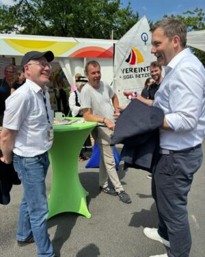 Lars Klingbeil Instagram - Lasst uns unsere Demokratie feiern! Anlässlich 75 Jahre Grundgesetz gibt es dieses Wochenende in Berlin ein großes Bürgerfest mit Bühnen, Ständen und Mitmachaktionen. Die Bundesregierung ist dabei, die Länder und viele Vereine und zivilgesellschaftliche Organisationen. Ich habe mich zum Start heute schon mal ins Getümmel gestürzt und viele motivierte Ehrenamtliche, Helferinnen und Helfer getroffen. Danke für euren Einsatz! 

In ganz Deutschland gibt es in diesen Tagen Feste und Feierlichkeiten zum 75. Geburtstag unseres Grundgesetz. Das Grundgesetz schützt unser friedliches Zusammenleben. Von Meinungsfreiheit, über Pressefreiheit, über Religionsfreiheit. Und natürlich den entscheidenden Satz zu Beginn: „Die Würde des Menschen ist unantastbar.“

In diesen Tagen feiern wir genau diese Werte und Freiheiten, die uns allen unsere Demokratie ermöglicht. Ob auf dem Bürgerfest in Berlin oder überall anders in Land. Geht raus, steht für unsere Demokratie ein und werdet laut gegen die Feinde, die unsere Demokratie kaputt machen wollen. 

Übrigens habe ich bei meinem Rundgang neben @philipplahm und @celia.sasic viele Fußballfans getroffen. Die Vorfreude auf die EM im eigenen Land wird jeden Tag größer. Also ich habe richtig Lust, dass das Turnier in wenigen Tagen startet und freue mich auf einen tollen Fußball-Sommer in Deutschland. Ihr auch?