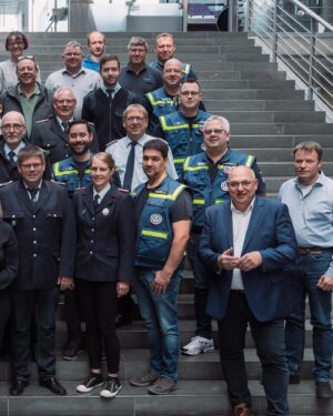 Lars Klingbeil Instagram - Anpacken, helfen & Menschenleben retten - all das ist eine Selbstverständlichkeit für diese Frauen und Männer von der Feuerwehr und dem THW. Während des Hochwassers in Niedersachsen zum Jahreswechsel haben sie im Heidekreis und Landkreis Rotenburg unermüdlich gearbeitet, um das Schlimmste zu verhindern. Heute haben Bundesinnenministerin @nancy_faeser, mein Bundestagskollege @ingo.schaefer.nrw (selbst Feuerwehrmann) und ich in Berlin persönlich Danke gesagt. 

Die aktuellen Bilder aus den Hochwassergebieten im Süden Deutschlands machen in diesen Tagen wieder mehr als deutlich, dass das Ehrenamt und die Arbeit im Katastrophen- und Bevölkerungsschutz unverzichtbar für uns alle sind. Und dass wir als Gesellschaft zusammenstehen, wenn es hart auf hart kommt. 

Danke an alle Helferinnen und Helfer von Feuerwehr, THW, DLRG, DRK, ASB und allen anderen in ganz Deutschland für euren Einsatz 🙏

📸 @fionngrosse.gallery
