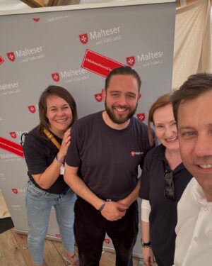 Lars Klingbeil Instagram - Lasst uns unsere Demokratie feiern! Anlässlich 75 Jahre Grundgesetz gibt es dieses Wochenende in Berlin ein großes Bürgerfest mit Bühnen, Ständen und Mitmachaktionen. Die Bundesregierung ist dabei, die Länder und viele Vereine und zivilgesellschaftliche Organisationen. Ich habe mich zum Start heute schon mal ins Getümmel gestürzt und viele motivierte Ehrenamtliche, Helferinnen und Helfer getroffen. Danke für euren Einsatz! 

In ganz Deutschland gibt es in diesen Tagen Feste und Feierlichkeiten zum 75. Geburtstag unseres Grundgesetz. Das Grundgesetz schützt unser friedliches Zusammenleben. Von Meinungsfreiheit, über Pressefreiheit, über Religionsfreiheit. Und natürlich den entscheidenden Satz zu Beginn: „Die Würde des Menschen ist unantastbar.“

In diesen Tagen feiern wir genau diese Werte und Freiheiten, die uns allen unsere Demokratie ermöglicht. Ob auf dem Bürgerfest in Berlin oder überall anders in Land. Geht raus, steht für unsere Demokratie ein und werdet laut gegen die Feinde, die unsere Demokratie kaputt machen wollen. 

Übrigens habe ich bei meinem Rundgang neben @philipplahm und @celia.sasic viele Fußballfans getroffen. Die Vorfreude auf die EM im eigenen Land wird jeden Tag größer. Also ich habe richtig Lust, dass das Turnier in wenigen Tagen startet und freue mich auf einen tollen Fußball-Sommer in Deutschland. Ihr auch?