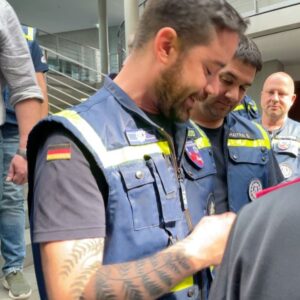 Lars Klingbeil Instagram - Anpacken, helfen & Menschenleben retten - all das ist eine Selbstverständlichkeit für diese Frauen und Männer von der Feuerwehr und dem THW. Während des Hochwassers in Niedersachsen zum Jahreswechsel haben sie im Heidekreis und Landkreis Rotenburg unermüdlich gearbeitet, um das Schlimmste zu verhindern. Heute haben Bundesinnenministerin @nancy_faeser, mein Bundestagskollege @ingo.schaefer.nrw (selbst Feuerwehrmann) und ich in Berlin persönlich Danke gesagt. 

Die aktuellen Bilder aus den Hochwassergebieten im Süden Deutschlands machen in diesen Tagen wieder mehr als deutlich, dass das Ehrenamt und die Arbeit im Katastrophen- und Bevölkerungsschutz unverzichtbar für uns alle sind. Und dass wir als Gesellschaft zusammenstehen, wenn es hart auf hart kommt. 

Danke an alle Helferinnen und Helfer von Feuerwehr, THW, DLRG, DRK, ASB und allen anderen in ganz Deutschland für euren Einsatz 🙏

📸 @fionngrosse.gallery