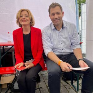Lars Klingbeil Instagram - Danke, liebe Malu! ❤️

Ich wurde mal gefragt, welche Politikerin mein Vorbild sei. Und ehrlichweise musste ich für diese Antwort gar nicht lange überlegen: @maludreyer. Malu hat dieses große Talent, mit ihrer positiven Art, alle mitzureißen. Sie ist eine Macherin, die immer zu ihren Entscheidungen steht. Sie übernimmt Verantwortung – ohne dabei die Augenhöhe zu verlieren. Sie hat immer im Blick, was die Menschen wirklich brauchen. Kurz gesagt: Sie hat das Herz am rechten Fleck. Und ihr Lachen ist mehr als mitreißend! 

Liebe Malu, ich sage aus tiefstem Herzen Danke! Danke für dein leidenschaftliches Engagement – in der SPD, in Rheinland-Pfalz und für Deutschland. Danke für alles, was ich in unserer Zusammenarbeit lernen durfte. Das hat mich sehr geprägt – als Politiker und als Mensch.