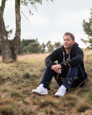 Lars Klingbeil Instagram - Ich höre wahnsinnig viel Podcast, wenn ich unterwegs bin. Das ist einfach ein gutes Format für Infos, Unterhaltung und spannende Gespräche. Für die Sommerzeit habe ich ein paar Empfehlungen rausgesucht – quasi meine „Best of Podcasts“, in denen ich in den vergangenen Monaten zu Gast war. 
 
Mit @annewill_official habe ich darüber gesprochen, was der Ukraine Hoffnung macht und warum wir mehr europäische Zusammenarbeit brauchen.
 
Wie schaffen wir es, wieder mehr politische Diskussionen zu führen – statt uns ständig zu empören? Darum geht’s im Zeit Online Podcast „Ehrlich jetzt?“ mit Yasmine M‘Barek.
 
Wie können wir Kindern die Werte von Demokratie beibringen? Und wie hat Farin Urlaub meine Werte beeinflusst? Die Antworten darauf gibt’s im Podcast Zuckerbrot und Kneipe. 
 
P.S.: Ich weiß, viele von euch warten schon auf eine neue Folge der K-Frage mit @kuehnikev 
Mitte August geht’s weiter. Versprochen.🤞