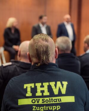 Lars Klingbeil Instagram - Anpacken, helfen & Menschenleben retten - all das ist eine Selbstverständlichkeit für diese Frauen und Männer von der Feuerwehr und dem THW. Während des Hochwassers in Niedersachsen zum Jahreswechsel haben sie im Heidekreis und Landkreis Rotenburg unermüdlich gearbeitet, um das Schlimmste zu verhindern. Heute haben Bundesinnenministerin @nancy_faeser, mein Bundestagskollege @ingo.schaefer.nrw (selbst Feuerwehrmann) und ich in Berlin persönlich Danke gesagt. 

Die aktuellen Bilder aus den Hochwassergebieten im Süden Deutschlands machen in diesen Tagen wieder mehr als deutlich, dass das Ehrenamt und die Arbeit im Katastrophen- und Bevölkerungsschutz unverzichtbar für uns alle sind. Und dass wir als Gesellschaft zusammenstehen, wenn es hart auf hart kommt. 

Danke an alle Helferinnen und Helfer von Feuerwehr, THW, DLRG, DRK, ASB und allen anderen in ganz Deutschland für euren Einsatz 🙏

📸 @fionngrosse.gallery