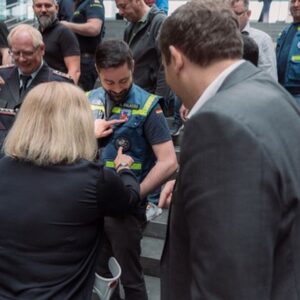 Lars Klingbeil Instagram - Anpacken, helfen & Menschenleben retten - all das ist eine Selbstverständlichkeit für diese Frauen und Männer von der Feuerwehr und dem THW. Während des Hochwassers in Niedersachsen zum Jahreswechsel haben sie im Heidekreis und Landkreis Rotenburg unermüdlich gearbeitet, um das Schlimmste zu verhindern. Heute haben Bundesinnenministerin @nancy_faeser, mein Bundestagskollege @ingo.schaefer.nrw (selbst Feuerwehrmann) und ich in Berlin persönlich Danke gesagt. 

Die aktuellen Bilder aus den Hochwassergebieten im Süden Deutschlands machen in diesen Tagen wieder mehr als deutlich, dass das Ehrenamt und die Arbeit im Katastrophen- und Bevölkerungsschutz unverzichtbar für uns alle sind. Und dass wir als Gesellschaft zusammenstehen, wenn es hart auf hart kommt. 

Danke an alle Helferinnen und Helfer von Feuerwehr, THW, DLRG, DRK, ASB und allen anderen in ganz Deutschland für euren Einsatz 🙏

📸 @fionngrosse.gallery