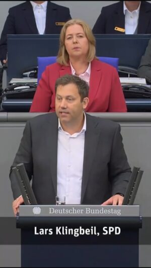 Lars Klingbeil Instagram - Der Mord an dem jungen Polizisten Rouven L. in Mannheim braucht klare Worte, klares und konsequentes Handeln. Ich bin @bundeskanzler Olaf Scholz dankbar für die Worte, die er heute in seiner Regierungserklärung gefunden hat. Wir müssen uns als Politik jeden Tag fragen, was wir besser machen können, um die Sicherheit, die Freiheit und den Wohlstand der Bürgerinnen und Bürger in unserem Land zu schützen.

Diejenigen, die unser modernes Deutschland angreifen, die unsere Freiheit und unsere Demokratie angreifen, müssen unseren Widerstand spüren. Im Parlament. Im Netz und auf den Straßen. Das gilt für die Feinde im Innern: Rechtsextremisten, Islamisten, Reichsbürger, Linksextremisten. Und das gilt für die Feinde von außen, die Putins dieser Welt. Wir müssen wehrhaft sein, um unsere Demokratie und Freiheit zu verteidigen. Dabei dürfen wir nicht naiv sein. Wer unsere Demokratie, unsere Freiheit bedroht, muss die Konsequenzen unseres Rechtsstaates spüren. Ohne Wenn und Aber.