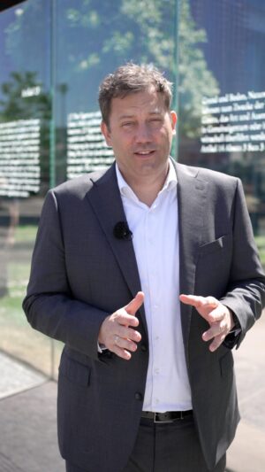 Lars Klingbeil Instagram - Happy Birthday Grundgesetz! 
75 Jahre wird das GG heute alt. Das Fundament unseres friedlichen Zusammenlebens.

Insgesamt 19 Grundrechte finden sich im Grundgesetz. Dazu die Verpflichtung zur Gewaltenteilung und Rechtsstaatlichkeit und ein Bekenntnis zum Sozialstaat. Und alles beginnt mit dem unmissverständlichen Satz: „Die Würde des Menschen ist unantastbar“. 

Es ist heute wieder eine besonders dringende Aufgabe, unsere Demokratie vor ihren inneren und äußeren Feinden zu schützen. Die Verteidigung gegen verfassungsfeindliche Extremisten in Deutschland und Europa ist im 75. Jahr eine zentrale Aufgabe für alle Demokratinnen und Demokraten. Also lasst uns das gemeinsam anpacken. Lasst uns für unsere Demokratie einstehen. 

Fangen wir mit einer Geburtstagsfrage an: Was verbindet ihr mit dem Grundgesetz?