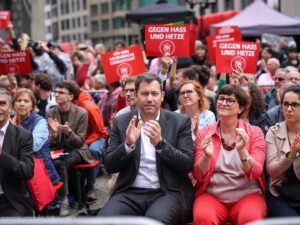 Lars Klingbeil Instagram - Morgen in einer Woche ist Europawahl. Nutzt euer Recht, zu wählen und entscheidend mit, in welche Richtung Europa sich in den nächsten Jahren entwickeln wird. Wir kämpfen für ein offenes, ein gerechtes und ein starkes Europa. Für ein Europa, dass Frieden und Sicherheit garantiert. Dass dem Rechtsruck standhält. 

Gemeinsam mit @katarina.barley und @olafscholz waren wir heute in Leipzig und haben für ein offenes Europa geworben. Für mehr Miteinander, statt Hass und Hetze. 

Mit dabei war auch @matthias.ecke, der vor wenigen Wochen beim Aufhängen von Wahlplakaten in Sachsen brutal angegriffen wurde. Matthias lässt sich nicht einschüchtern, er kämpft weiter. Das finde ich wahnsinnig beeindruckend. Matthias, du kannst dir sicher sein, die gesamte @spdde steht hinter dir.