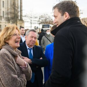 Lars Klingbeil Instagram - Danke, liebe Malu! ❤️

Ich wurde mal gefragt, welche Politikerin mein Vorbild sei. Und ehrlichweise musste ich für diese Antwort gar nicht lange überlegen: @maludreyer. Malu hat dieses große Talent, mit ihrer positiven Art, alle mitzureißen. Sie ist eine Macherin, die immer zu ihren Entscheidungen steht. Sie übernimmt Verantwortung – ohne dabei die Augenhöhe zu verlieren. Sie hat immer im Blick, was die Menschen wirklich brauchen. Kurz gesagt: Sie hat das Herz am rechten Fleck. Und ihr Lachen ist mehr als mitreißend! 

Liebe Malu, ich sage aus tiefstem Herzen Danke! Danke für dein leidenschaftliches Engagement – in der SPD, in Rheinland-Pfalz und für Deutschland. Danke für alles, was ich in unserer Zusammenarbeit lernen durfte. Das hat mich sehr geprägt – als Politiker und als Mensch.
