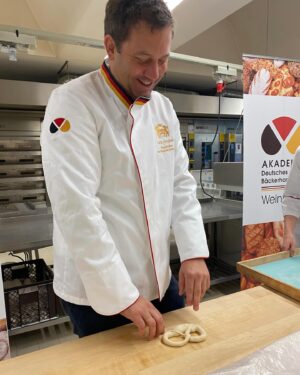 Lars Klingbeil Instagram - Es war mir eine Ehre: 365 Tage Deutscher Brotbotschafter für das deutsche @baeckerhandwerk_de und die vielen tollen Bäckermeisterinnen und Bäckermeister in diesem Land. Habe gelernt, wie man eine Brezel schwingt und wie man Teig richtig fluffig knetet. Meine Bäckerjacke bekommt einen ganz besonderen Platz in meinem Büro. 

Nach einem Jahr darf ich das Amt heute feierlich weiterreichen an meine Bundestagskollegin @dorobaer . Wünsche dir ein tolles Jahr in den Backstuben der Republik. 🥖 🍞 🥯
