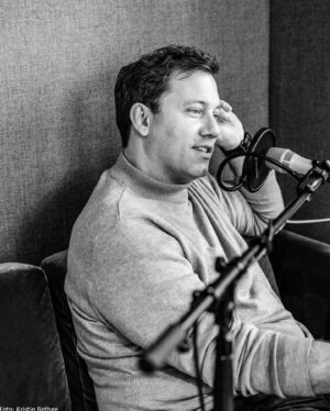 Lars Klingbeil Instagram - Ich höre wahnsinnig viel Podcast, wenn ich unterwegs bin. Das ist einfach ein gutes Format für Infos, Unterhaltung und spannende Gespräche. Für die Sommerzeit habe ich ein paar Empfehlungen rausgesucht – quasi meine „Best of Podcasts“, in denen ich in den vergangenen Monaten zu Gast war. 
 
Mit @annewill_official habe ich darüber gesprochen, was der Ukraine Hoffnung macht und warum wir mehr europäische Zusammenarbeit brauchen.
 
Wie schaffen wir es, wieder mehr politische Diskussionen zu führen – statt uns ständig zu empören? Darum geht’s im Zeit Online Podcast „Ehrlich jetzt?“ mit Yasmine M‘Barek.
 
Wie können wir Kindern die Werte von Demokratie beibringen? Und wie hat Farin Urlaub meine Werte beeinflusst? Die Antworten darauf gibt’s im Podcast Zuckerbrot und Kneipe. 
 
P.S.: Ich weiß, viele von euch warten schon auf eine neue Folge der K-Frage mit @kuehnikev 
Mitte August geht’s weiter. Versprochen.🤞