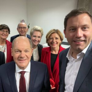 Lars Klingbeil Instagram - Danke, liebe Malu! ❤️

Ich wurde mal gefragt, welche Politikerin mein Vorbild sei. Und ehrlichweise musste ich für diese Antwort gar nicht lange überlegen: @maludreyer. Malu hat dieses große Talent, mit ihrer positiven Art, alle mitzureißen. Sie ist eine Macherin, die immer zu ihren Entscheidungen steht. Sie übernimmt Verantwortung – ohne dabei die Augenhöhe zu verlieren. Sie hat immer im Blick, was die Menschen wirklich brauchen. Kurz gesagt: Sie hat das Herz am rechten Fleck. Und ihr Lachen ist mehr als mitreißend! 

Liebe Malu, ich sage aus tiefstem Herzen Danke! Danke für dein leidenschaftliches Engagement – in der SPD, in Rheinland-Pfalz und für Deutschland. Danke für alles, was ich in unserer Zusammenarbeit lernen durfte. Das hat mich sehr geprägt – als Politiker und als Mensch.