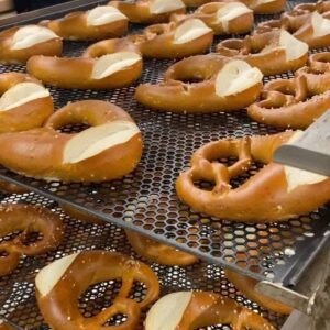Lars Klingbeil Instagram - Es war mir eine Ehre: 365 Tage Deutscher Brotbotschafter für das deutsche @baeckerhandwerk_de und die vielen tollen Bäckermeisterinnen und Bäckermeister in diesem Land. Habe gelernt, wie man eine Brezel schwingt und wie man Teig richtig fluffig knetet. Meine Bäckerjacke bekommt einen ganz besonderen Platz in meinem Büro. 

Nach einem Jahr darf ich das Amt heute feierlich weiterreichen an meine Bundestagskollegin @dorobaer . Wünsche dir ein tolles Jahr in den Backstuben der Republik. 🥖 🍞 🥯