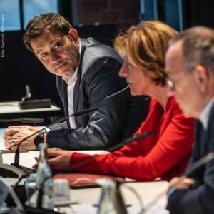 Lars Klingbeil Instagram - Danke, liebe Malu! ❤️

Ich wurde mal gefragt, welche Politikerin mein Vorbild sei. Und ehrlichweise musste ich für diese Antwort gar nicht lange überlegen: @maludreyer. Malu hat dieses große Talent, mit ihrer positiven Art, alle mitzureißen. Sie ist eine Macherin, die immer zu ihren Entscheidungen steht. Sie übernimmt Verantwortung – ohne dabei die Augenhöhe zu verlieren. Sie hat immer im Blick, was die Menschen wirklich brauchen. Kurz gesagt: Sie hat das Herz am rechten Fleck. Und ihr Lachen ist mehr als mitreißend! 

Liebe Malu, ich sage aus tiefstem Herzen Danke! Danke für dein leidenschaftliches Engagement – in der SPD, in Rheinland-Pfalz und für Deutschland. Danke für alles, was ich in unserer Zusammenarbeit lernen durfte. Das hat mich sehr geprägt – als Politiker und als Mensch.