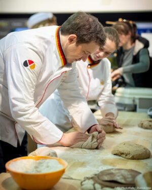 Lars Klingbeil Instagram - Es war mir eine Ehre: 365 Tage Deutscher Brotbotschafter für das deutsche @baeckerhandwerk_de und die vielen tollen Bäckermeisterinnen und Bäckermeister in diesem Land. Habe gelernt, wie man eine Brezel schwingt und wie man Teig richtig fluffig knetet. Meine Bäckerjacke bekommt einen ganz besonderen Platz in meinem Büro. 

Nach einem Jahr darf ich das Amt heute feierlich weiterreichen an meine Bundestagskollegin @dorobaer . Wünsche dir ein tolles Jahr in den Backstuben der Republik. 🥖 🍞 🥯