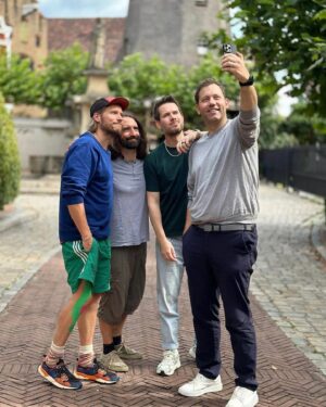 Lars Klingbeil Instagram - Ich höre wahnsinnig viel Podcast, wenn ich unterwegs bin. Das ist einfach ein gutes Format für Infos, Unterhaltung und spannende Gespräche. Für die Sommerzeit habe ich ein paar Empfehlungen rausgesucht – quasi meine „Best of Podcasts“, in denen ich in den vergangenen Monaten zu Gast war. 
 
Mit @annewill_official habe ich darüber gesprochen, was der Ukraine Hoffnung macht und warum wir mehr europäische Zusammenarbeit brauchen.
 
Wie schaffen wir es, wieder mehr politische Diskussionen zu führen – statt uns ständig zu empören? Darum geht’s im Zeit Online Podcast „Ehrlich jetzt?“ mit Yasmine M‘Barek.
 
Wie können wir Kindern die Werte von Demokratie beibringen? Und wie hat Farin Urlaub meine Werte beeinflusst? Die Antworten darauf gibt’s im Podcast Zuckerbrot und Kneipe. 
 
P.S.: Ich weiß, viele von euch warten schon auf eine neue Folge der K-Frage mit @kuehnikev 
Mitte August geht’s weiter. Versprochen.🤞