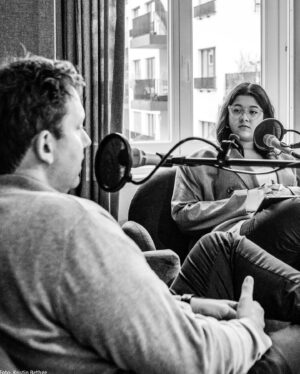 Lars Klingbeil Instagram - Ich höre wahnsinnig viel Podcast, wenn ich unterwegs bin. Das ist einfach ein gutes Format für Infos, Unterhaltung und spannende Gespräche. Für die Sommerzeit habe ich ein paar Empfehlungen rausgesucht – quasi meine „Best of Podcasts“, in denen ich in den vergangenen Monaten zu Gast war. 
 
Mit @annewill_official habe ich darüber gesprochen, was der Ukraine Hoffnung macht und warum wir mehr europäische Zusammenarbeit brauchen.
 
Wie schaffen wir es, wieder mehr politische Diskussionen zu führen – statt uns ständig zu empören? Darum geht’s im Zeit Online Podcast „Ehrlich jetzt?“ mit Yasmine M‘Barek.
 
Wie können wir Kindern die Werte von Demokratie beibringen? Und wie hat Farin Urlaub meine Werte beeinflusst? Die Antworten darauf gibt’s im Podcast Zuckerbrot und Kneipe. 
 
P.S.: Ich weiß, viele von euch warten schon auf eine neue Folge der K-Frage mit @kuehnikev 
Mitte August geht’s weiter. Versprochen.🤞